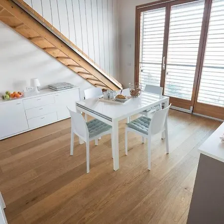 Beautiful Poolside And Stunning View Gardenia